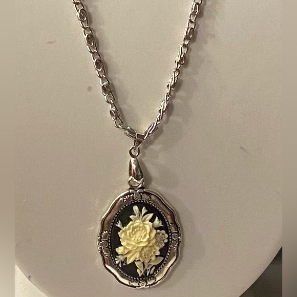 NEW Beautiful Black/white pendant - Picture 2 of 2